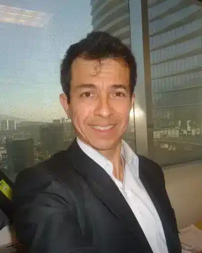 Ramón Macías, profesor del curso de inglés básico